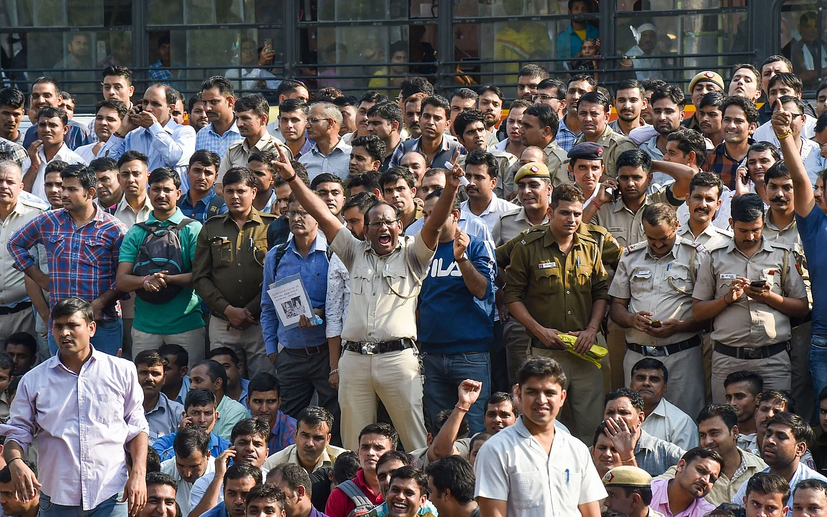 5 नवंबर को दिल्ली पुलिसकर्मियों ने तीस हजारी कोर्ट में हुई हिंसा के विरोध में किया प्रदर्शन