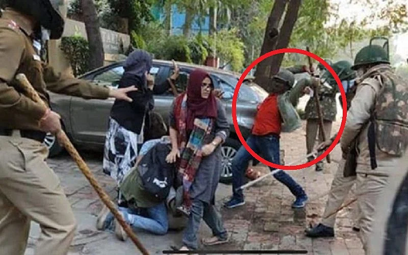 जींस और टी-शर्ट में छात्रों पर लाठीचार्ज करते हुए युवक की फोटो हुई थी वायरल