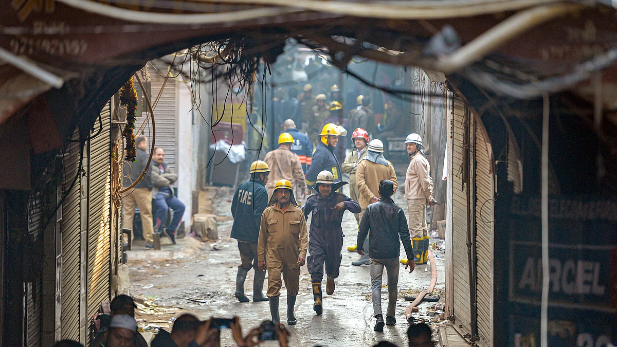 150 दमकल कर्मियों ने बचाव अभियान चलाया और 63 लोगों को बिल्डिंग से बाहर निकाला