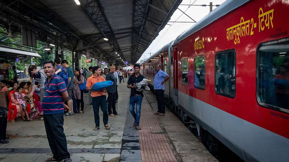 IRCTC Fake Alert: आईआरसीटीसी ने अपने ग्राहकों को अलर्ट किया है.