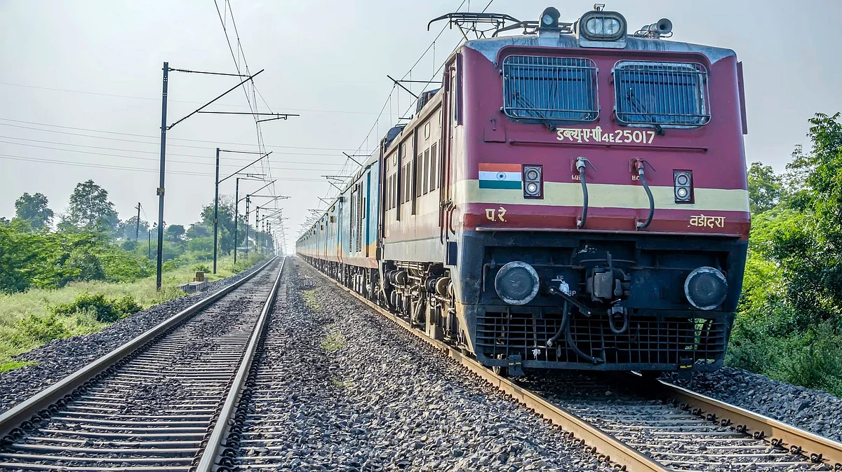 IRCTC Cancelled Trains List. रेलवे ने होली से पहले कुछ ट्रेनों को रद्द कर दिया है.