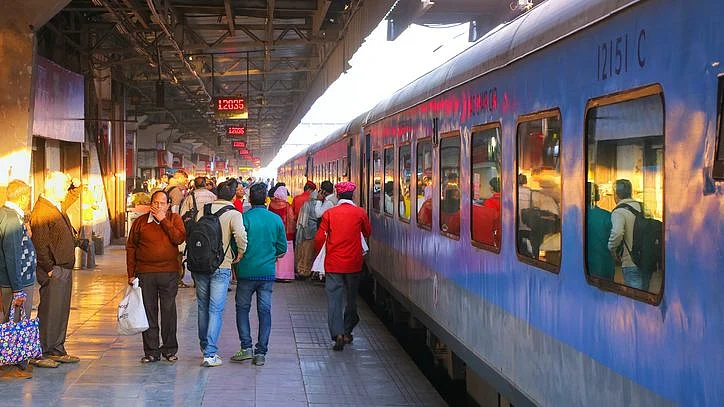IRCTC Today Cancelled Trains List. भारतीय रेलवे ने आज कई ट्रेनों को कैंसिल कर दिया है.