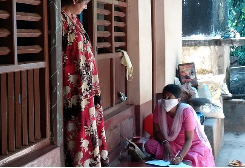 मास्क की जगह दुपट्टा:जान जोखिम में डाल रोज निकलतीं 9 लाख आशा बहनें