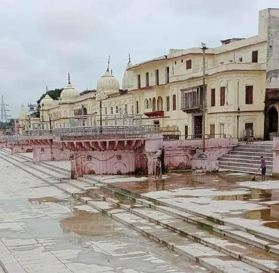 पूरी अयोध्या नगरी में साफ सफाई जारी है 