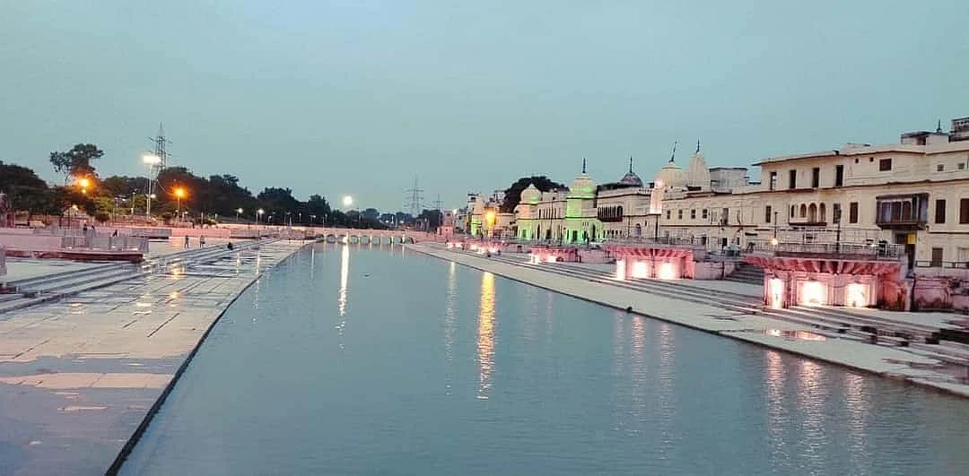 अयोध्या में घाटों को पूरी तरह से साफ किया गया है और आसपास सजावट की जा रही है