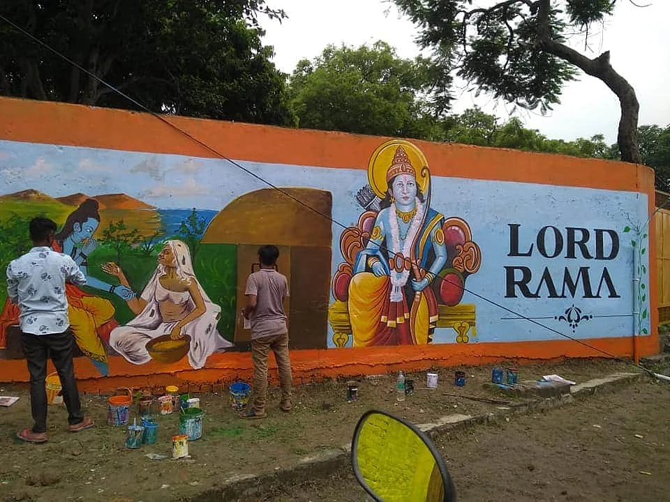 दीवारों पर भगवान राम की छवि उकेरकर अपनी कला का प्रदर्शन करते कलाकार