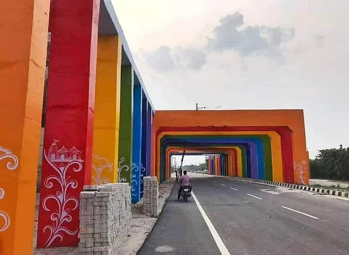 अयोध्या की सड़कें कुछ इस तरह रंग बिंरगी नजर आ रही हैं