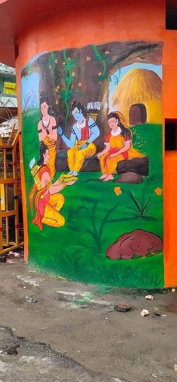 मंदिरों के आसपास दीवारों पर भगवान राम और सीता माता की तस्वीरें बना दी गई हैं