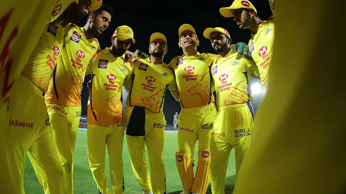 CSK: टीम मेट्स के साथ धोनी