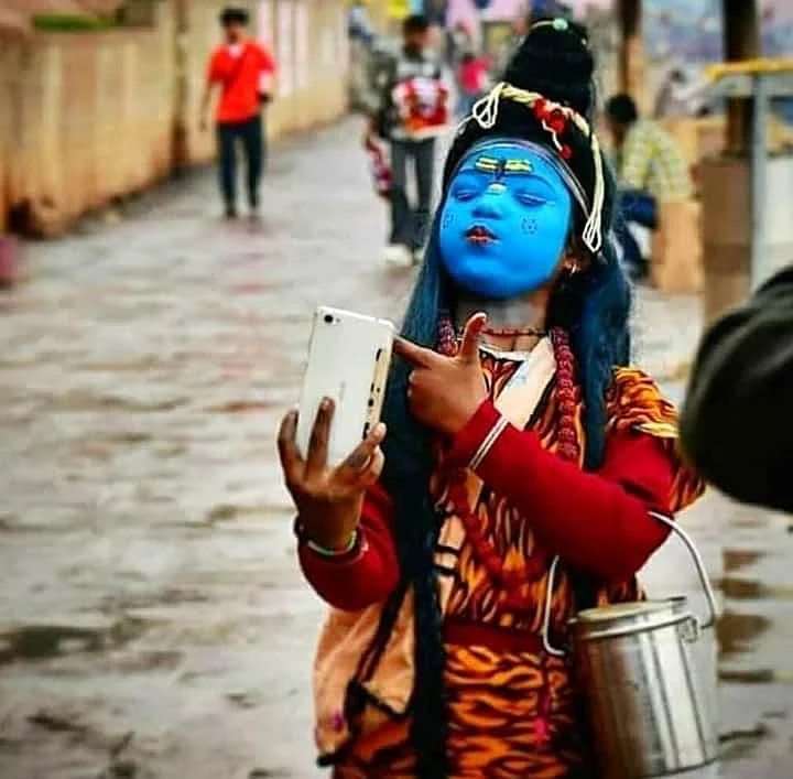 अयोध्या में बच्चे तरह-तरह की वेशभूषा में नजर आ रहे हैं