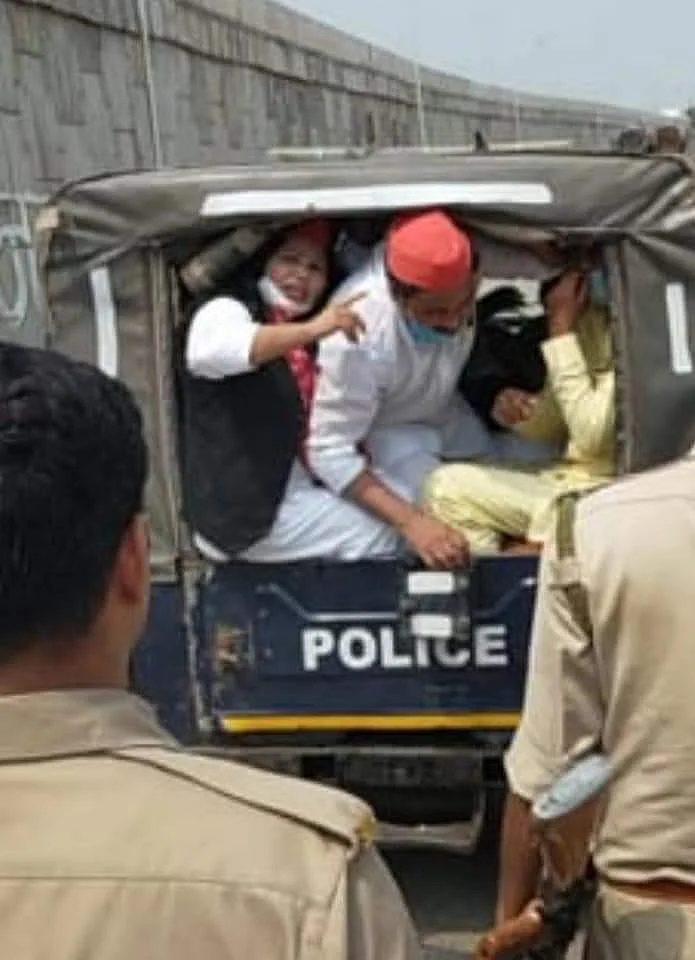 कानपुर में समाजवादी पार्टी के कार्यकर्ताओं को हिरासत में लेती पुलिस
