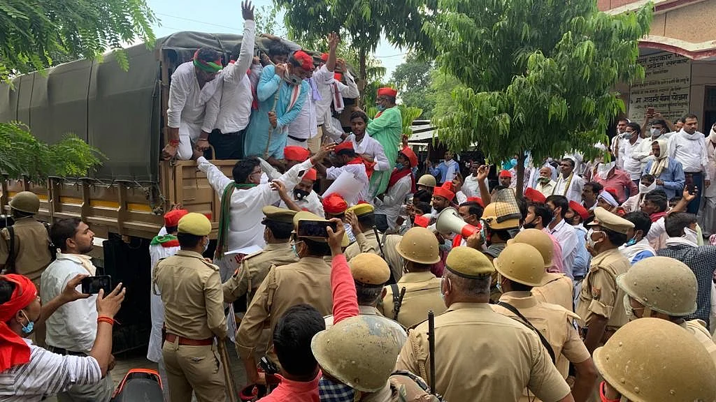 जालौन में पुलिस ने समाजवादी पार्टी के वर्कर को लिया हिरासत में