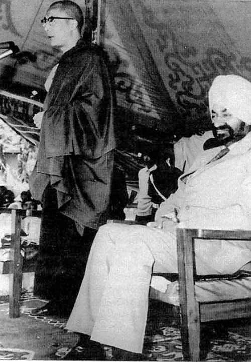 दलाई लामा के साथ मेजर जनरल जनरल सुजान सिंह उबान 