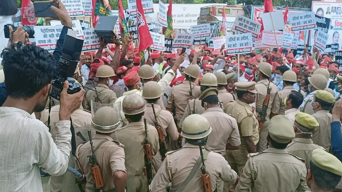 बलरामपुर में समाजवादी पार्टी के कार्यकर्ता और पुलिस की टीम