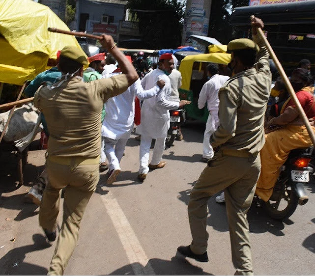 कानपुर समाजवादी पार्टी के कार्यकर्ताओं पर लाठीचार्ज करती यूपी पुलिस