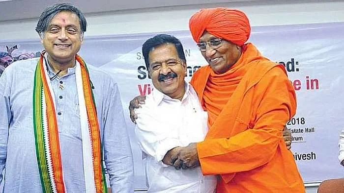 शशि थरूर और केरल के कांग्रेस नेता के रमेश चेन्निथला के साथ स्वामी अग्निवेश 