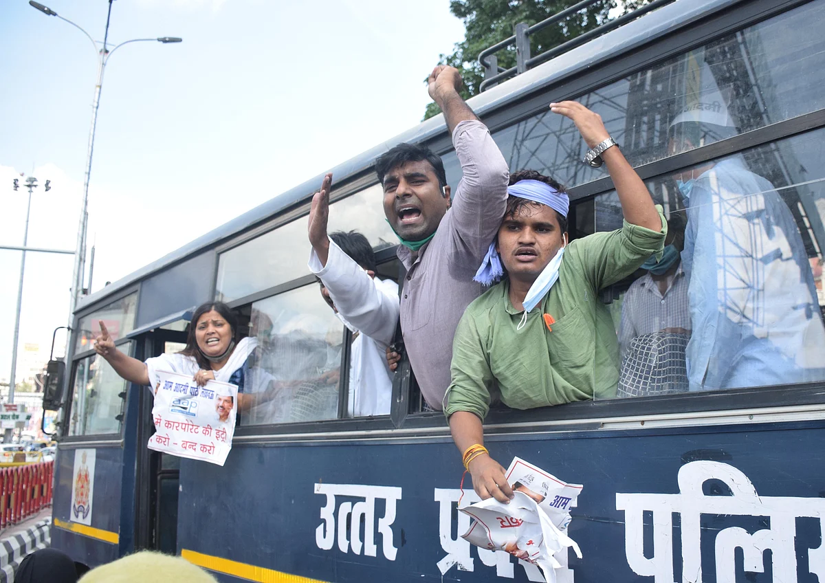 लखनऊ में आम आदमी पार्टी के वर्कर को पुलिस ने हिरासत में लिया.