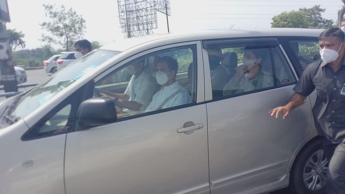 हाथरस केस: राहुल-प्रियंका को पुलिस ने रोका, दोनों पैदल ही निकले