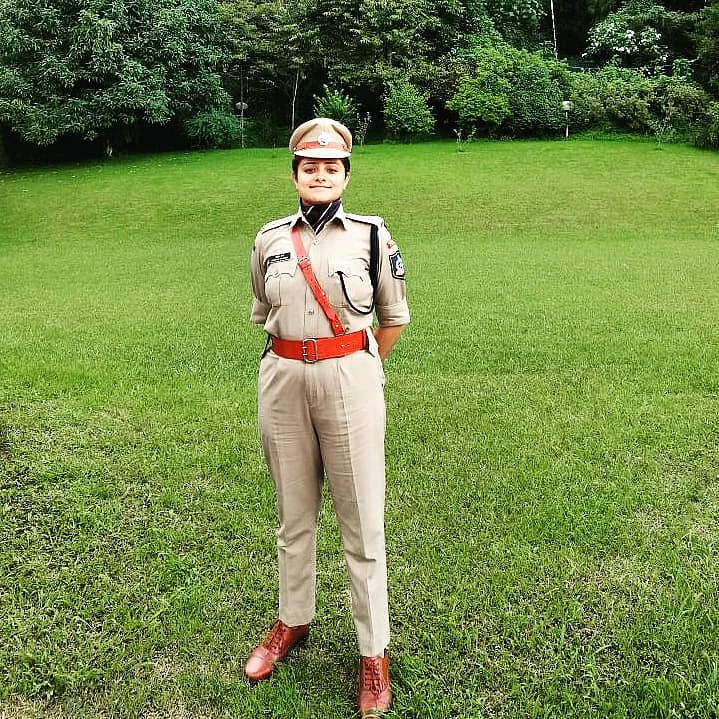 मोहिता जम्मू-कश्मीर के बड़ी ब्राह्मना में पोस्टेड हैं 