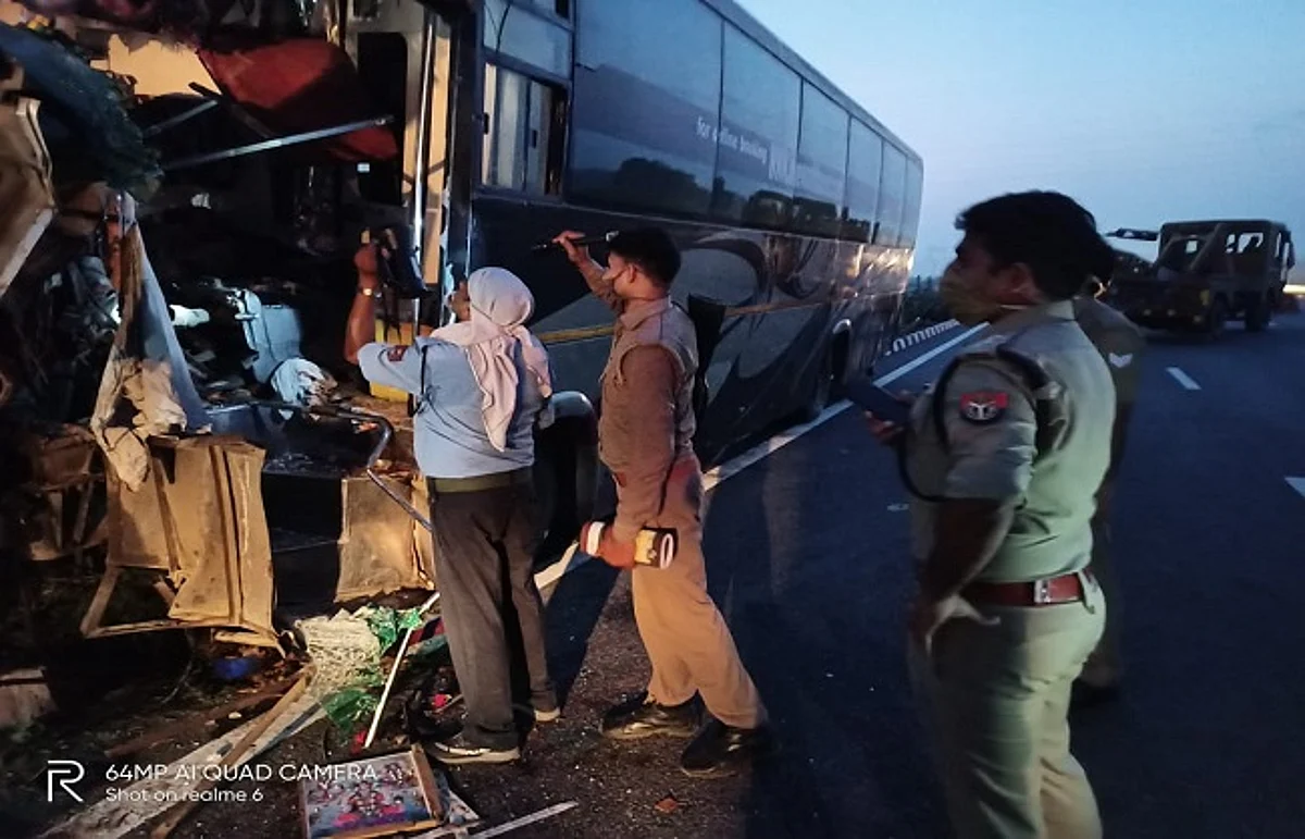 लखनऊ एक्सप्रेस-वे पर वाॅल्वो बस खम्भे से टकराई, एक की मौत, 25 से अधिक घायल