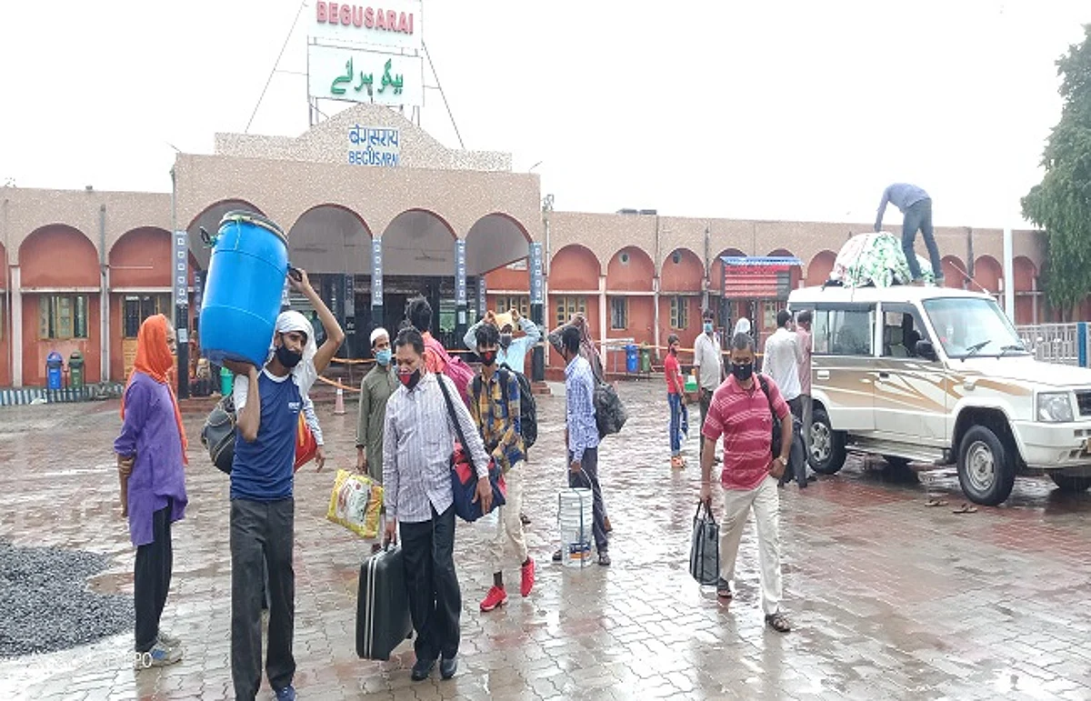परदेस में पांच दिन रहे थे भूखे, अब गांव वालों के लिए भी करेंगे रोटी की व्यवस्था