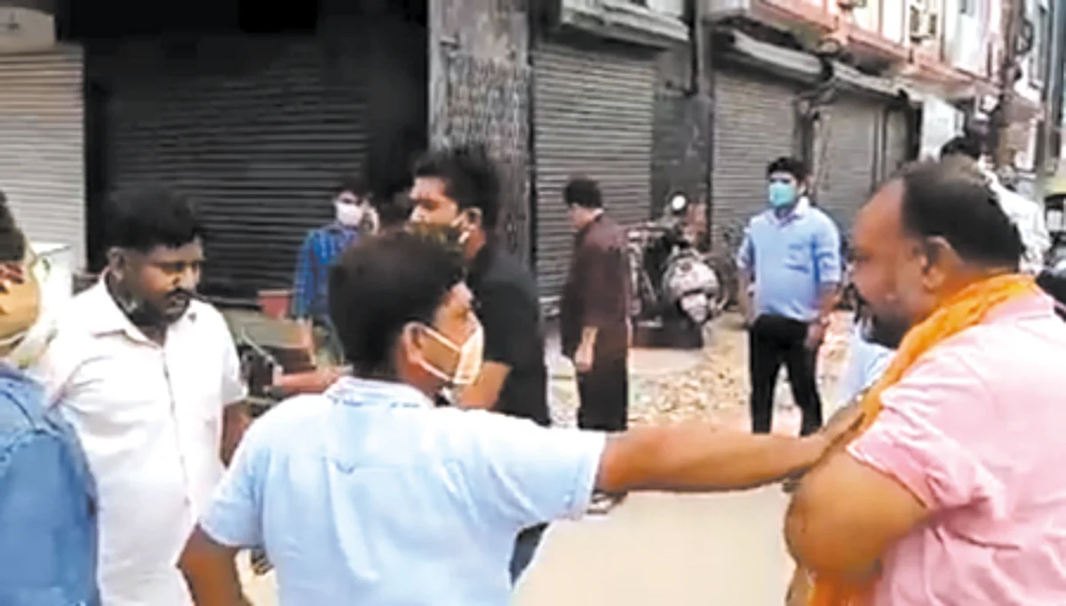 भाजपा नेता और समाज सेवी के बीच हाथापाई