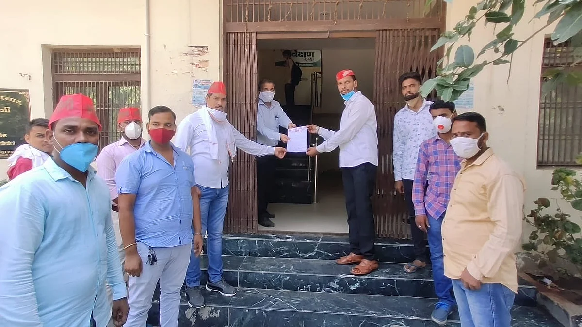 सपाईयों ने सौंपा ज्ञापन, टूटी-फूटी सड़कों के पुनर्निर्माण की मांग