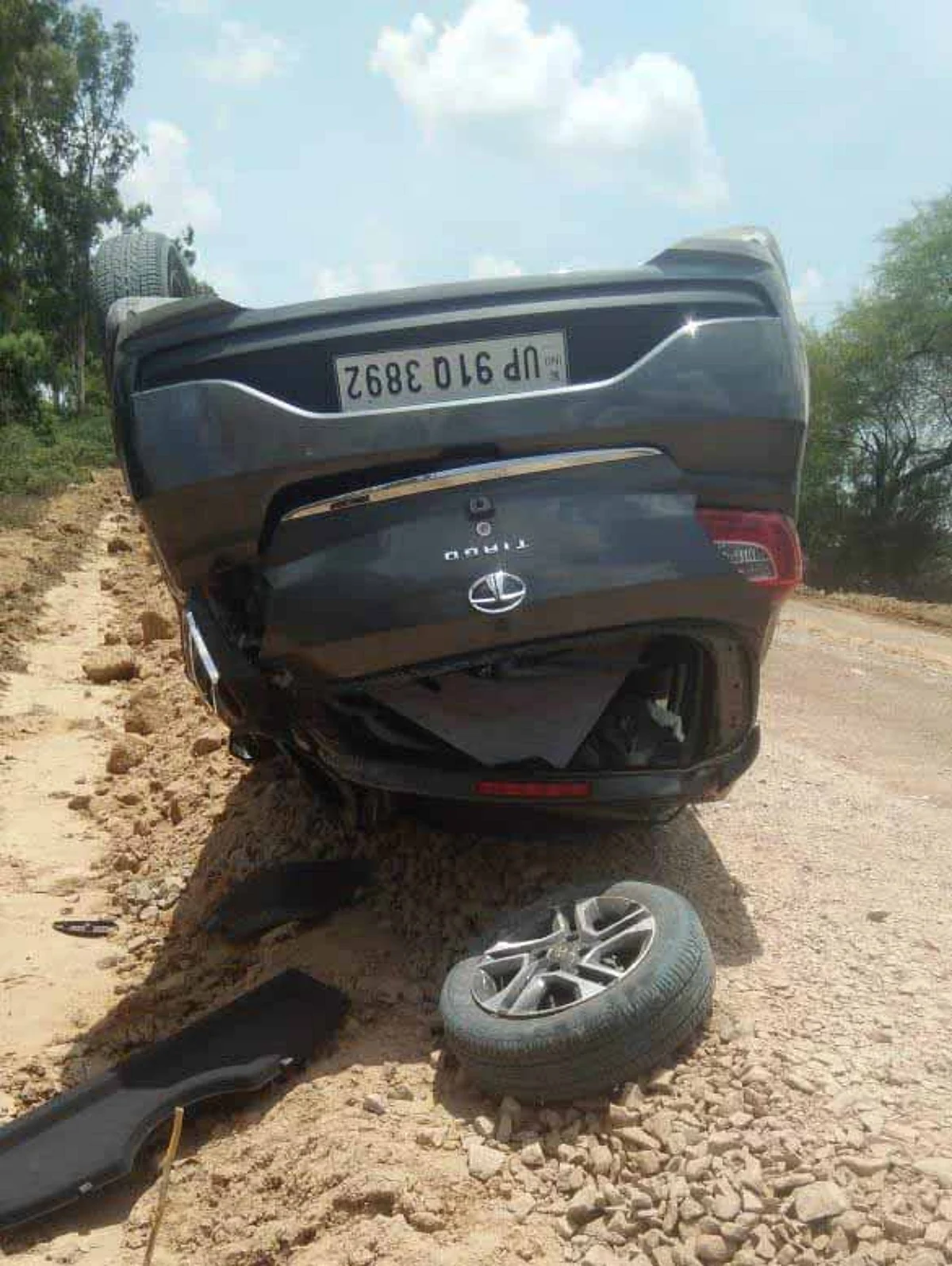 तेज रफ्तार कार पलटने से युवक की मौत, सगा भाई घायल