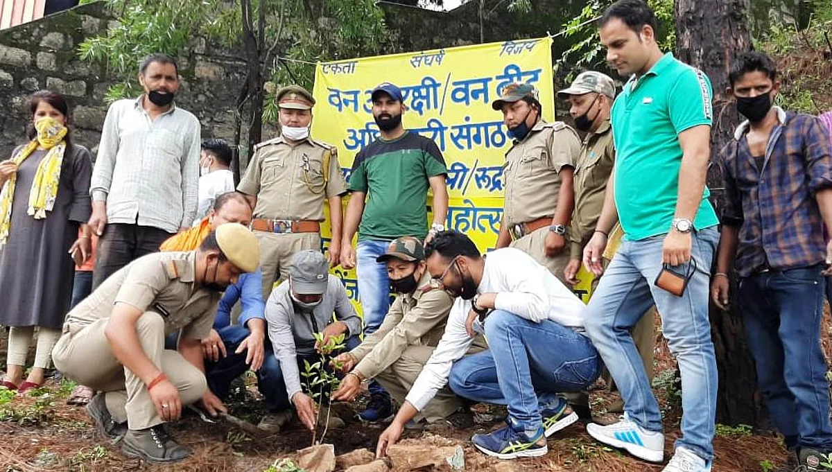 जिला मुख्यालय में हरियाली लाने का वनकर्मियों ने लिया संकल्प