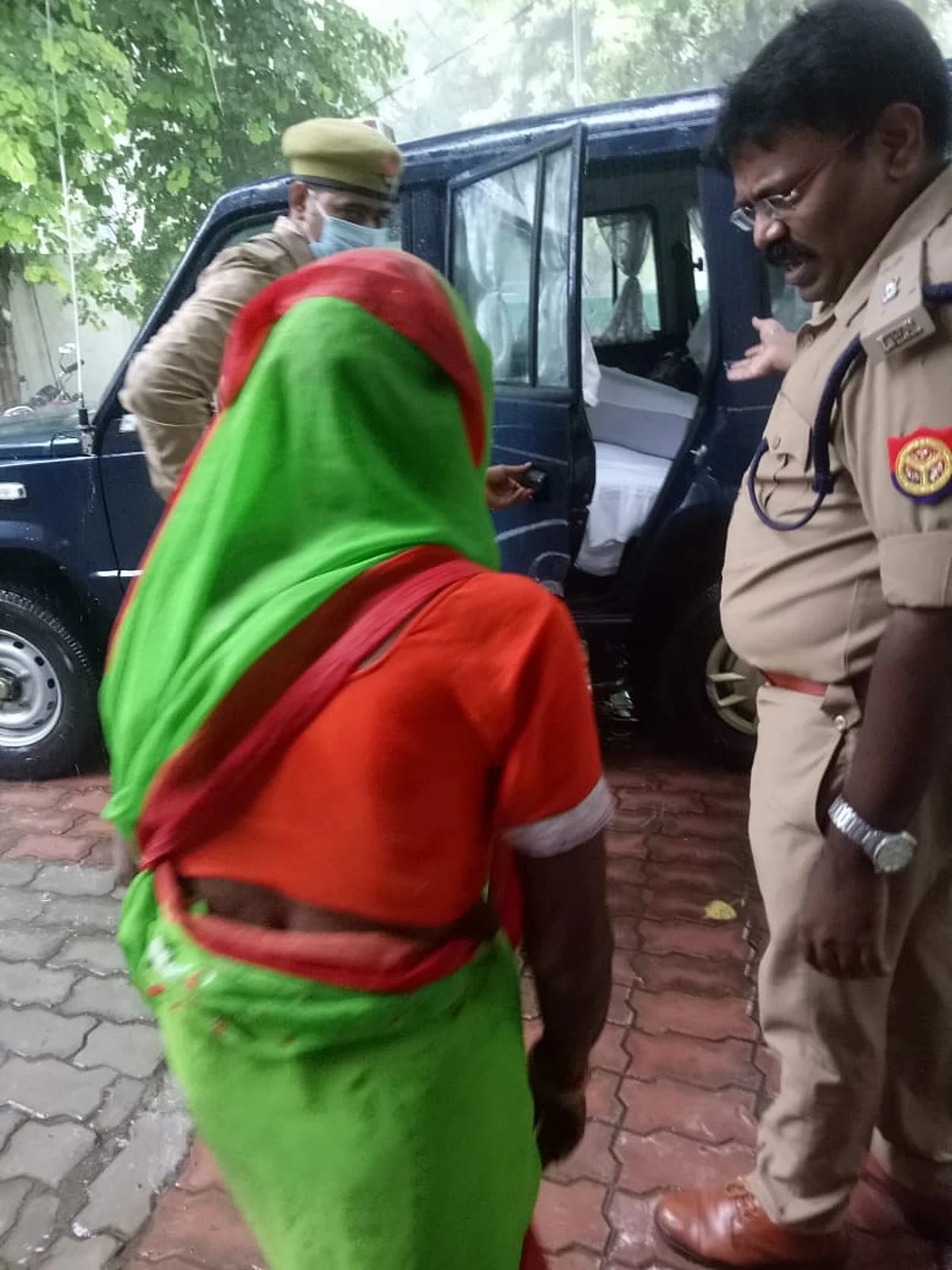 एसपी की गाड़ी में बैठ अपना दर्द भूली फरियादी वृद्धा, छलके आंसू