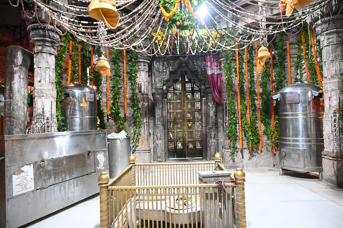 सावन का चौथा सोमवार: बाबा विश्वनाथ का दर्शन कर भक्ति के रंग में डूबे रहे शिवभक्त