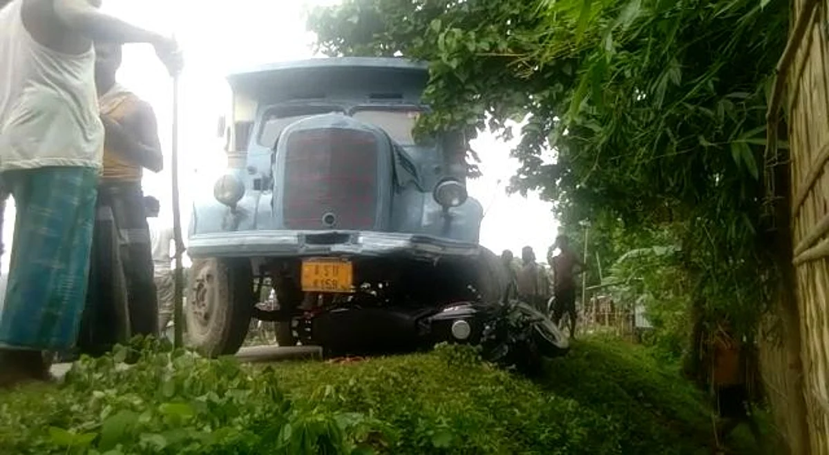 ट्रक की ठोकर से बाइक चालक गंभीर रूप से घायल