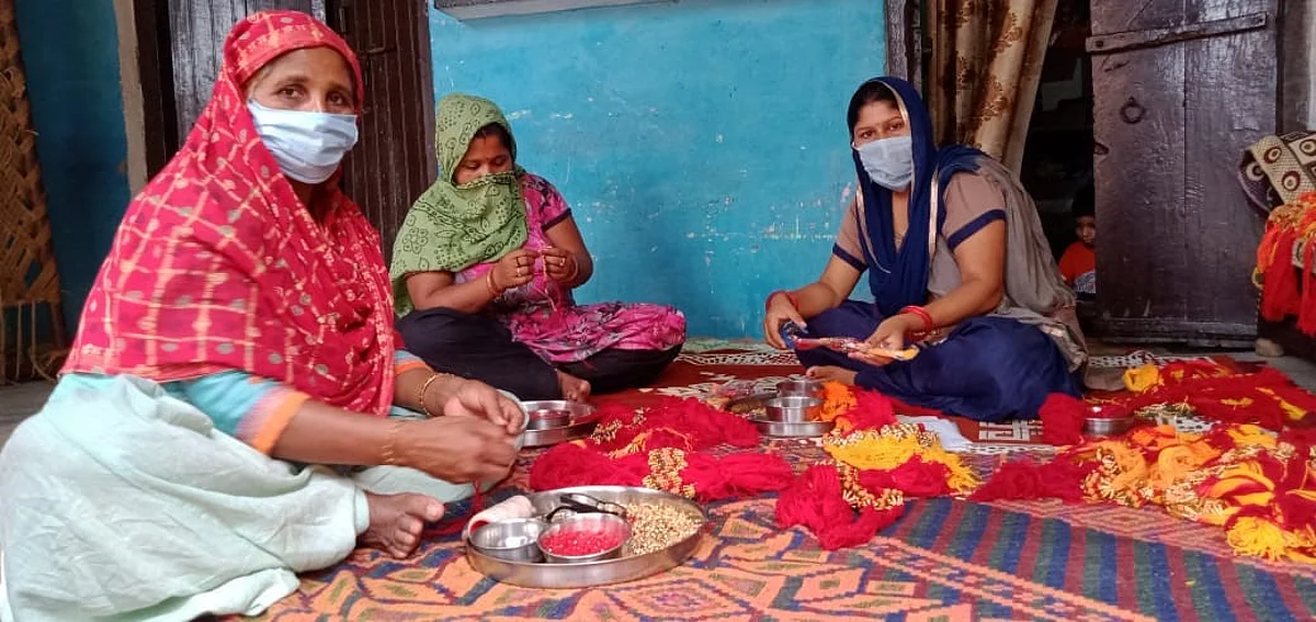 चीन की राखियों को मात दे रहीं दीदियों की 'प्रेरणा' राखियां