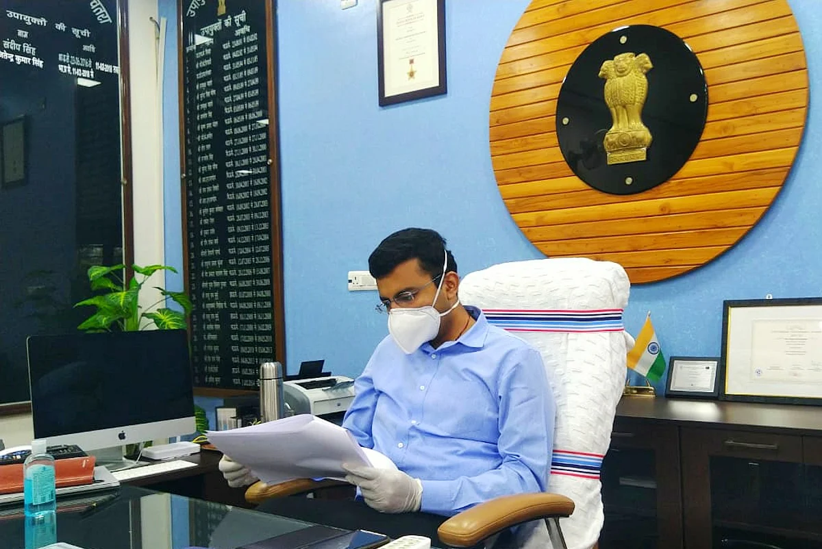 उपायुक्त ने गव्य विकास विभाग एवं पशुपालन विभाग के कार्यों का किया समीक्षा।