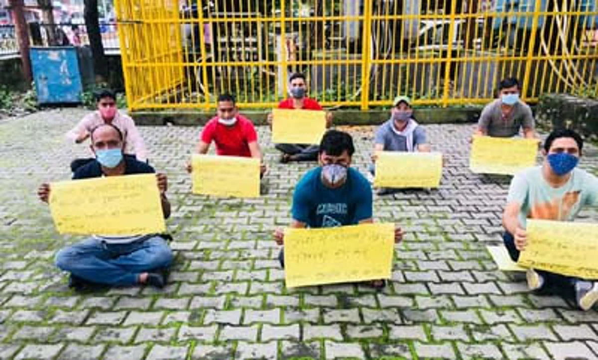 संक्रमितों की बढ़ती संख्या व सरकार की लापरवाही को लेकर युवा कांग्रेस ने बुद्ध पार्क में दिया सांकेतिक धरना