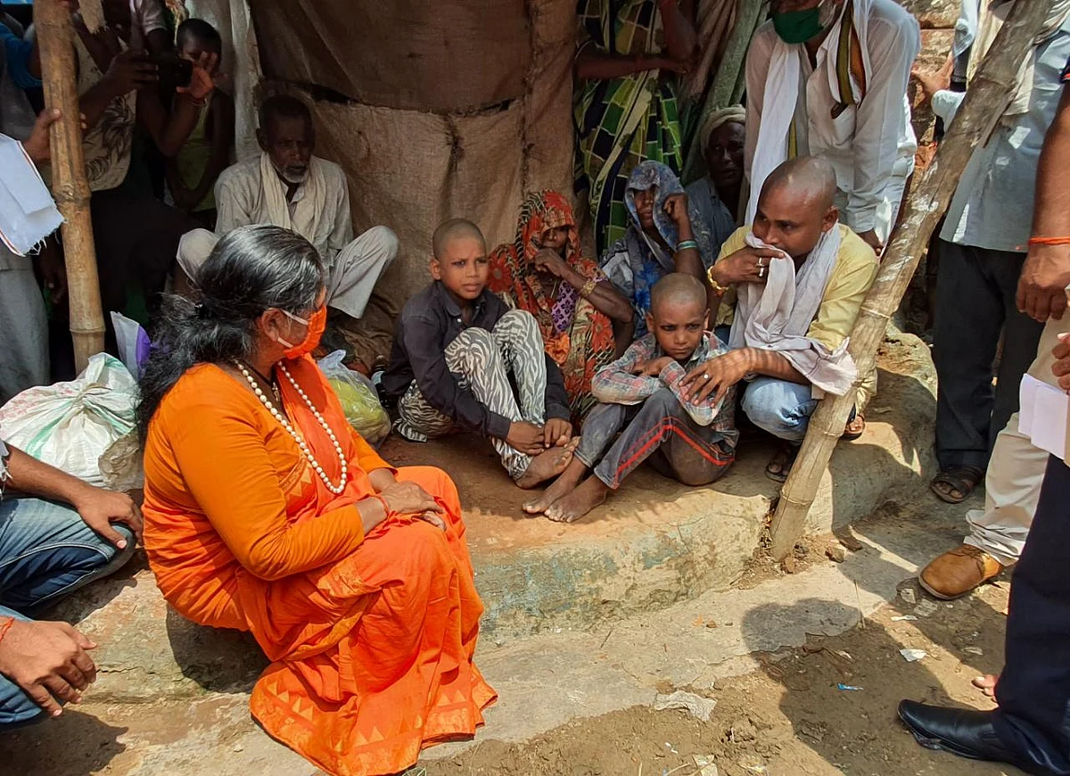 मृतक दम्पति के परिजनों को सांत्वना देने पहुंची केन्द्रीय मंत्री साध्वी