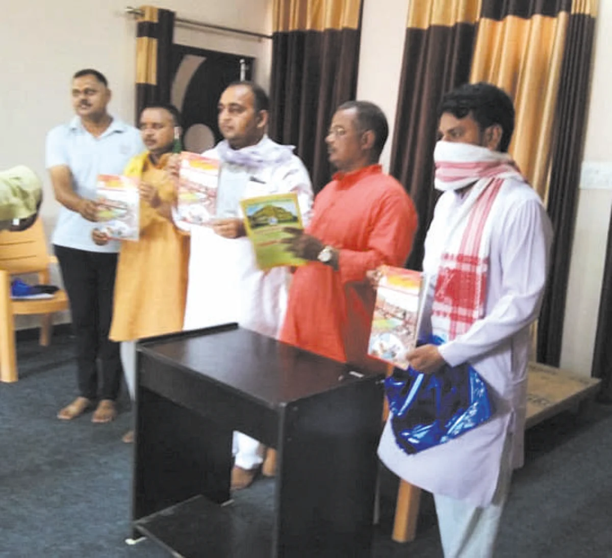 हिमालय हुंकार पत्रिका के हरिद्वार विशेषांक का संघ के क्षेत्र प्रचार प्रमुख ने किया विमोचन