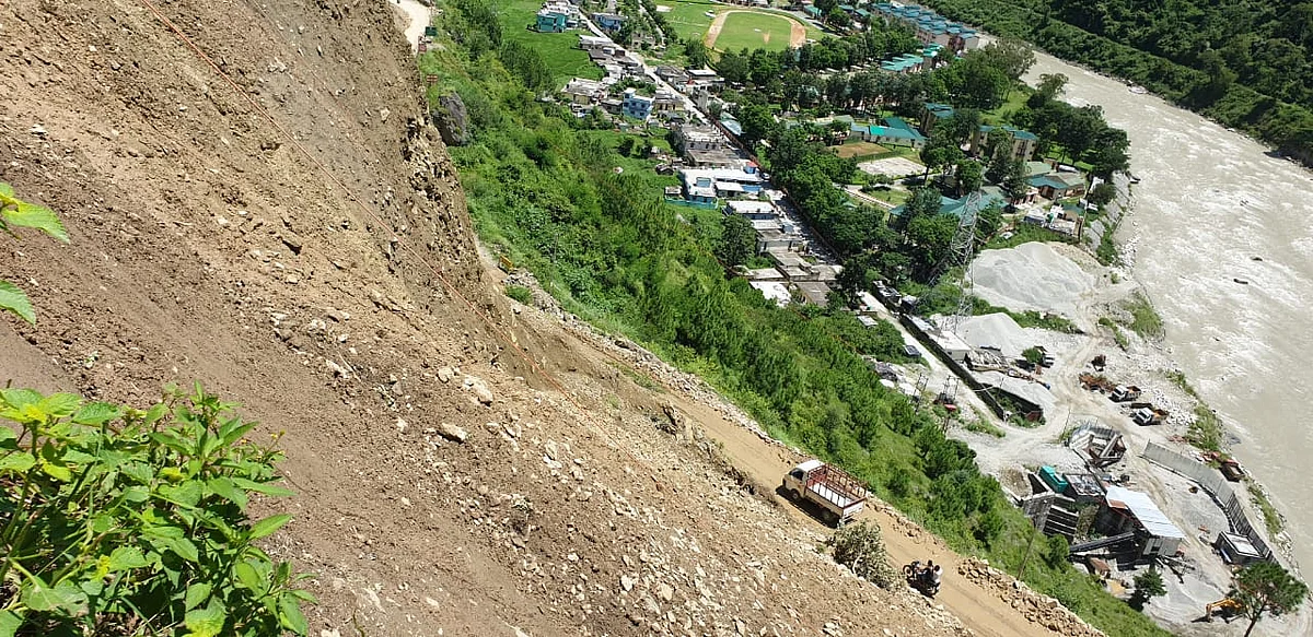 भूस्खलन से बन्दरकोट में आवासीय बस्ती खतरे में