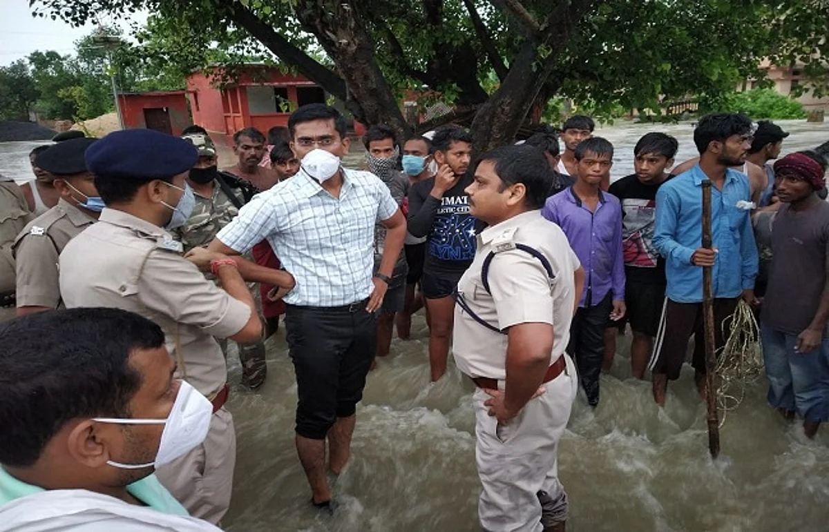 बिहार: मोतिहारी के संग्रामपुर क्षेत्र में तटबंध टूटा, कई पंचायतों में घुसा पानी