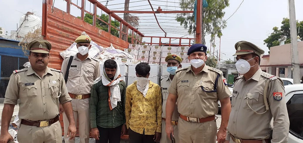 मथुरा : पांच लाख कीमत की 200 पेटी अवैध शराब जब्त, दो तस्कर गिरफ्तार