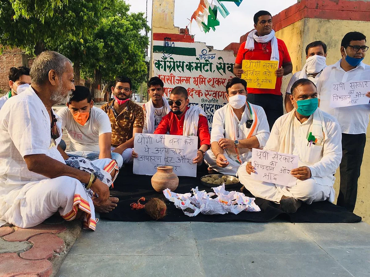 कांग्रेसियों ने सरकार की जनविरोधी नीतियों का हरपदी गंगा में किया पिंडदान