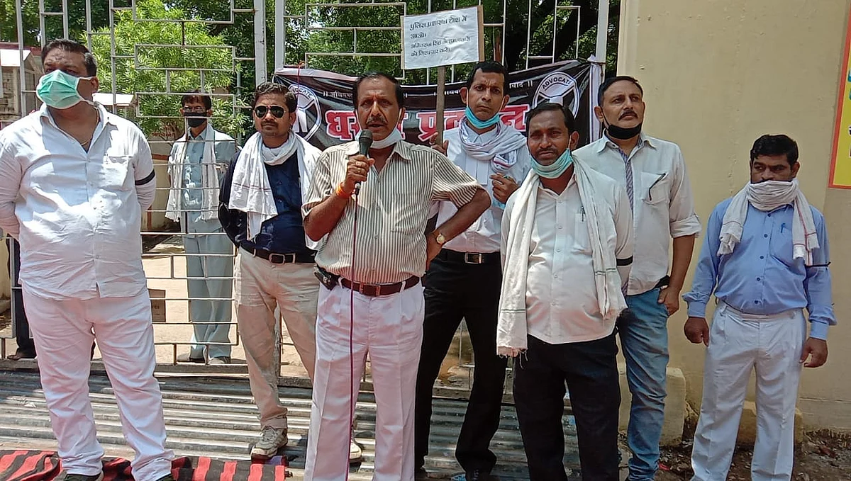 हमलावरों की गिरफ्तारी न होने पर अधिवक्ता सड़कों पर उतरे