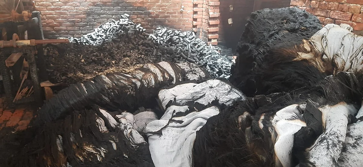 पावरलूम फैक्टरी में लगी आग, लाखों का नुकसान
