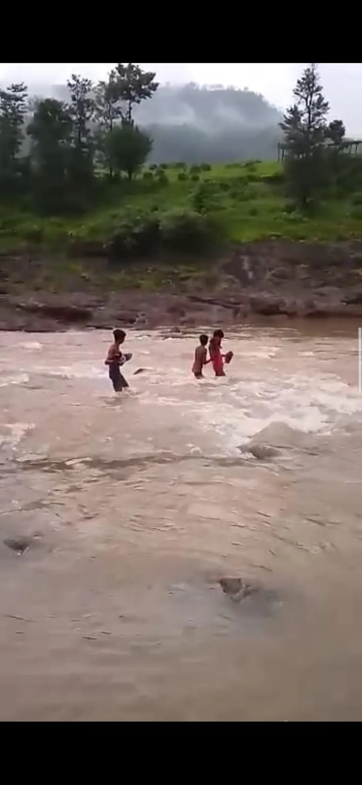 जान हथेली पर रख कर नदी पार करते हैं ग्रामीण