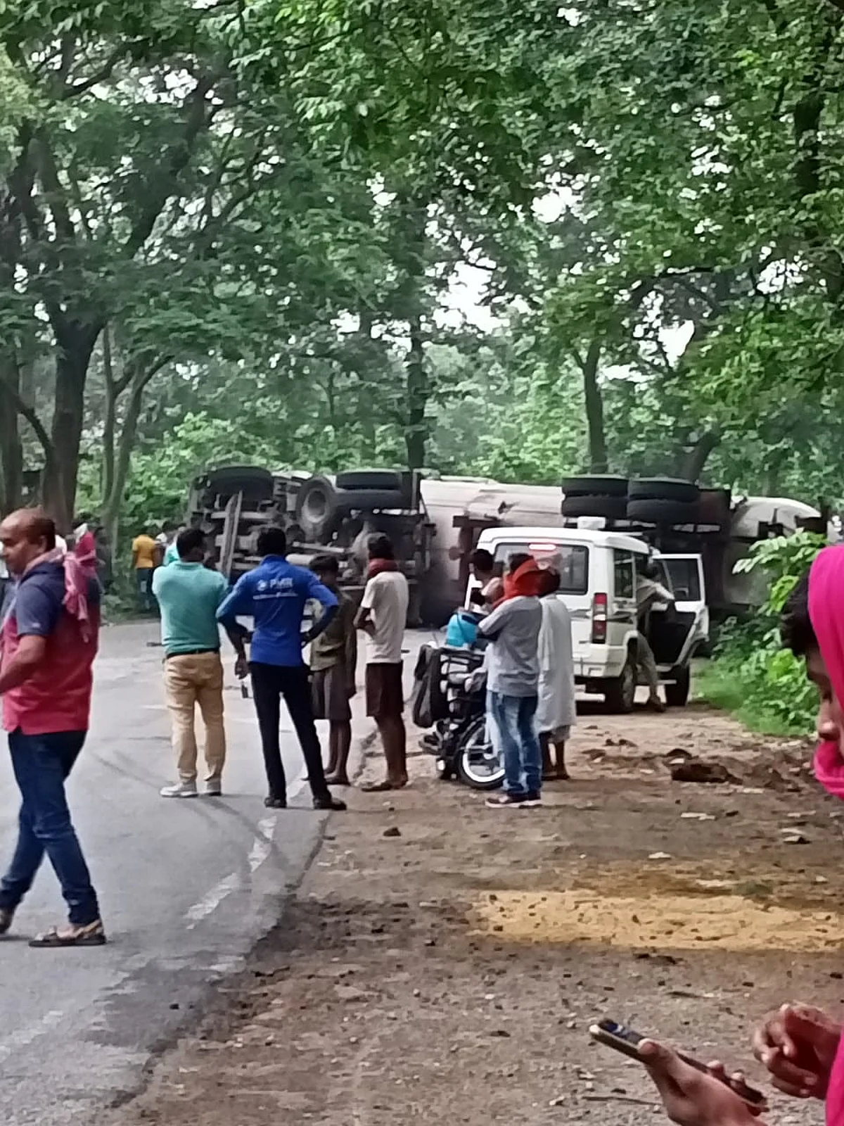 गैस टैंकर पलटा, रांची पटना रोड हुआ जाम