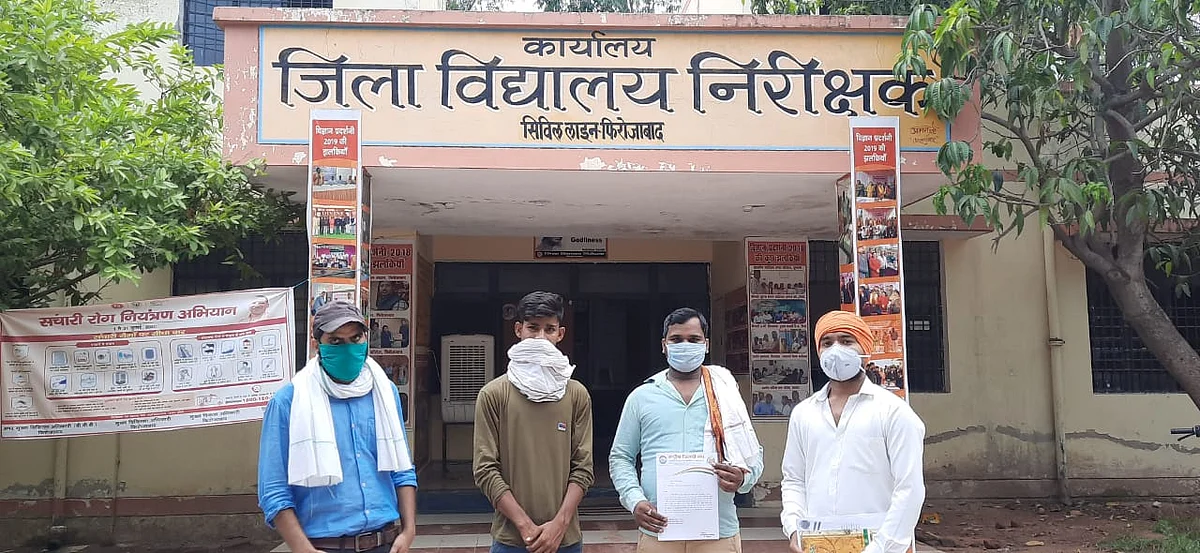 राष्ट्रीय विद्यार्थी मंच शिक्षा मंत्री के नाम बीएसए को सौंपा ज्ञापन
