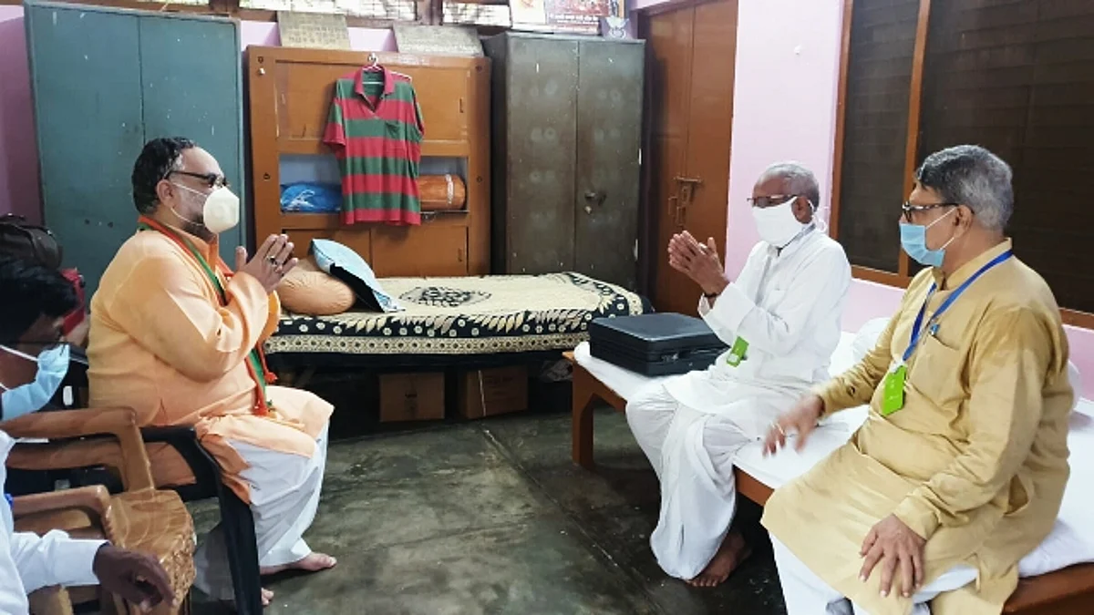 बुक्कल नवाब ने श्रीराम मन्दिर के लिए दिये 10 किलो 1 ग्राम चांदी, चम्पत राय बोले 'ऊपर वाला देखेगा'