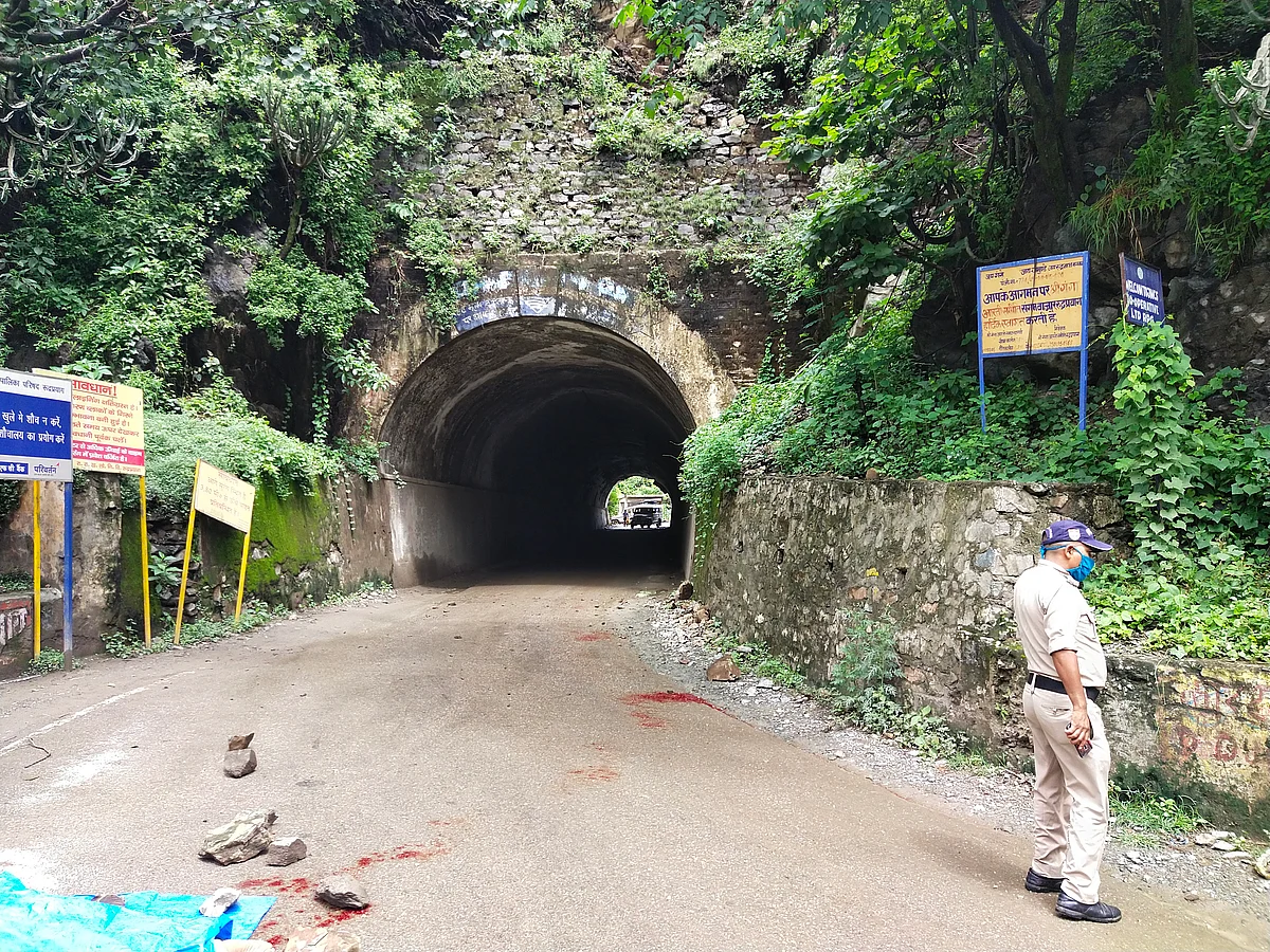 बोल्डर की चपेट में आने से स्कूटी सवार युवक की मौत