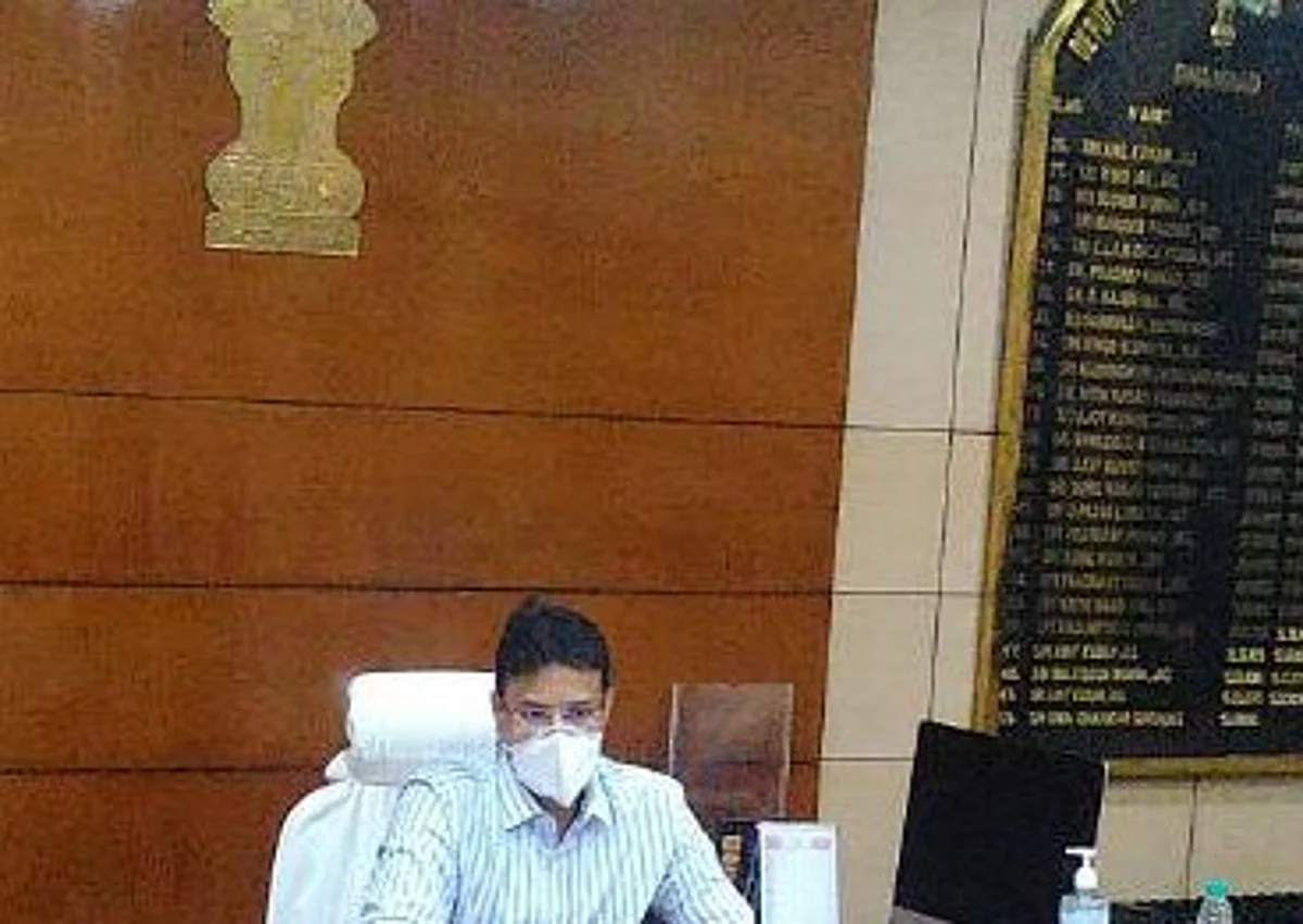 धनबाद में 13 लोगों के विरुद्ध होम कॉरेटाइन का पालन नहीं करने के लिए कार्रवाई करने का आदेश।