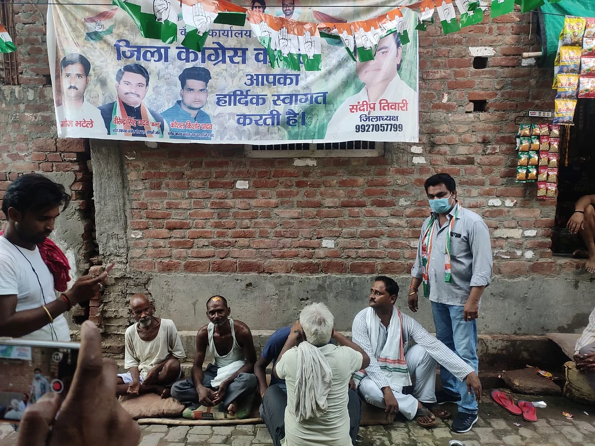 यूपी में बिगड़ती कानून व्यवस्था को लेकर कांग्रेसियों ने कराया मुंडन
